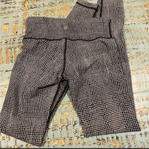 LIKE NEW LULULEMON LEGGINGS. Cute black and white pattern. Full length,Worn once
